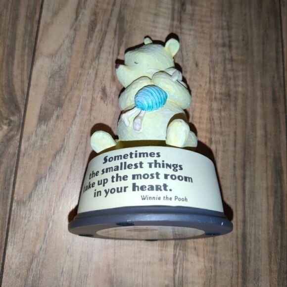 HALLMARK DISNEY WINNIE THE POOH&PIGLET FIGURINE 'SOMETIMES THE SMALLEST THINGS' - Picture 8 of 9